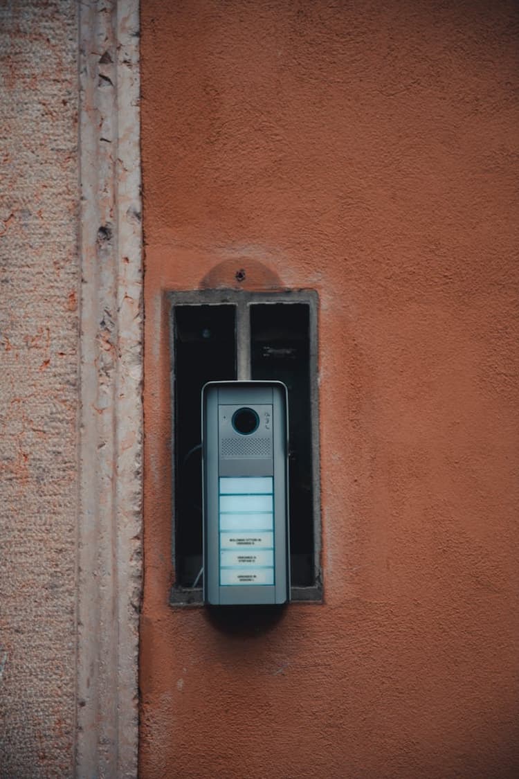 Portero automático instalado en pared de edificio